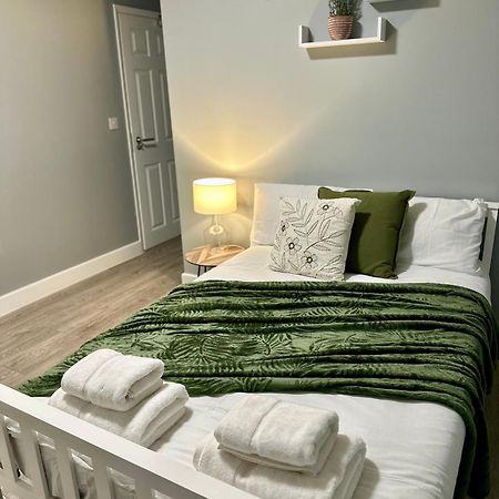 Cosy Ensuite Double Room, Near Heathrow Airport Northolt  Zewnętrze zdjęcie